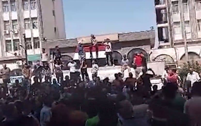 Suriye’de Esed Rejimi Protesto Ediliyor: "Halk Rejimi Devirmek İstiyor"