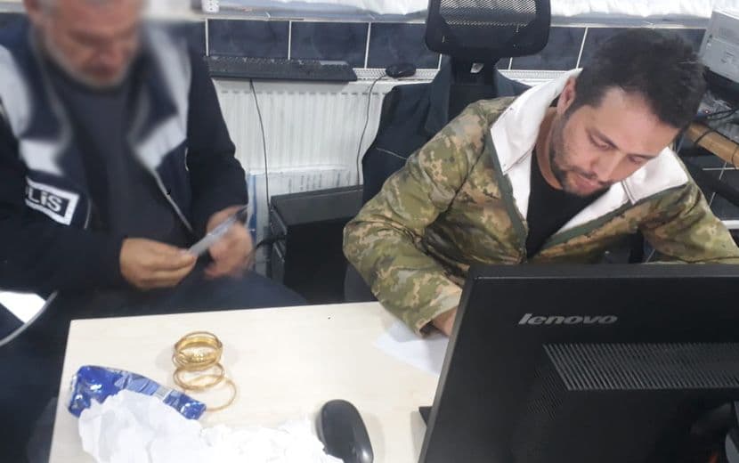 Suriyeli Genç Enkazda Bulduğu 11 Bileziği Polise Teslim Etti