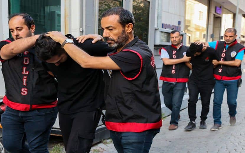 İzmir’de Kur’an-ı Kerim’e Gavurca Saldırı